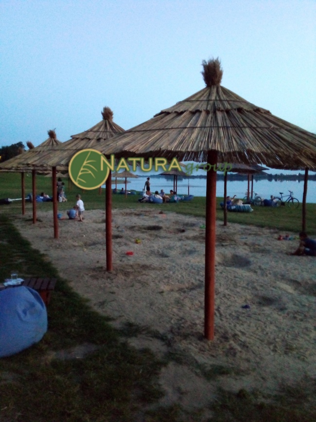 suncobrani od trske na plaži