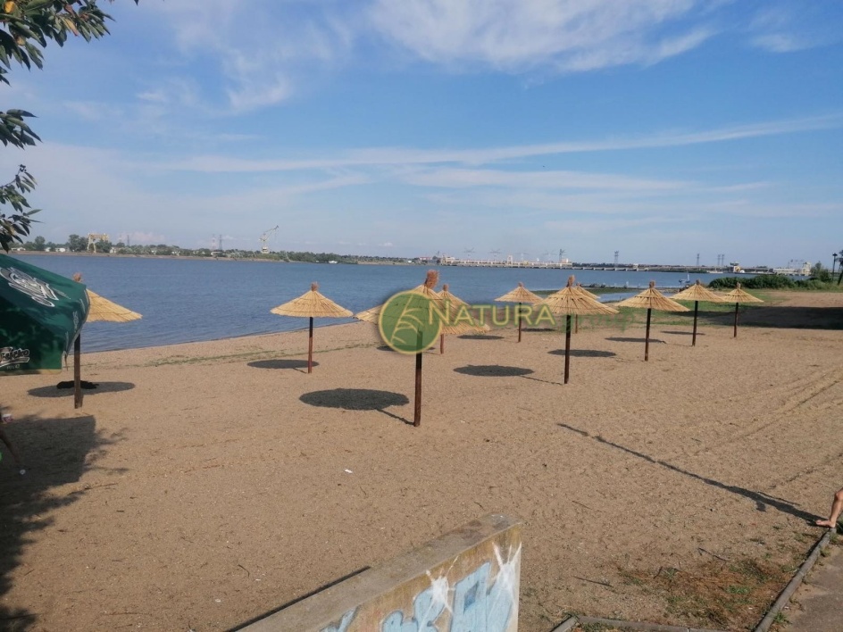 suncobrani od trske za plažu